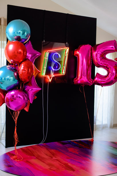 黑色照片区设有彩色气球和霓虹灯标志。图片下载