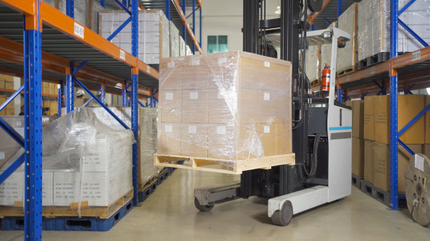 叉车与托盘车车辆工作的大型仓库零售商店行业。家具架和库存存储。电子商务和物流概念中的货物内部。仓库运输图片下载