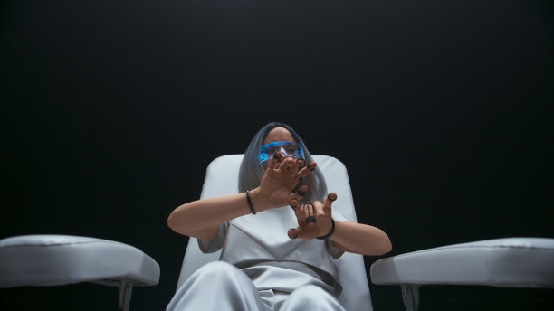 有创意的女子手持vr耳机打字特写。女孩玩网络宇宙图片下载