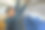 在飞机上，潮男乘客把行李放进头顶的行李架。图片下载