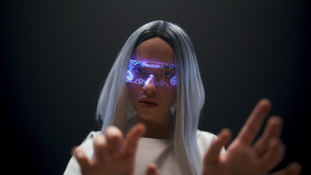 检查女孩的手在透明的眼镜中滑动看不见的虚拟图像图片下载