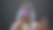 检查女孩的手在透明的眼镜中滑动看不见的虚拟图像图片下载