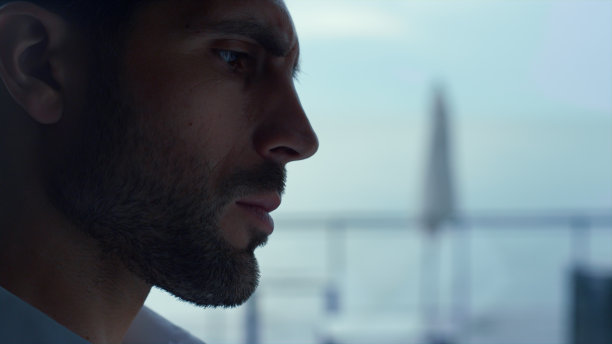 英俊的商人休息风景明媚的餐厅露台上的时间休息图片下载