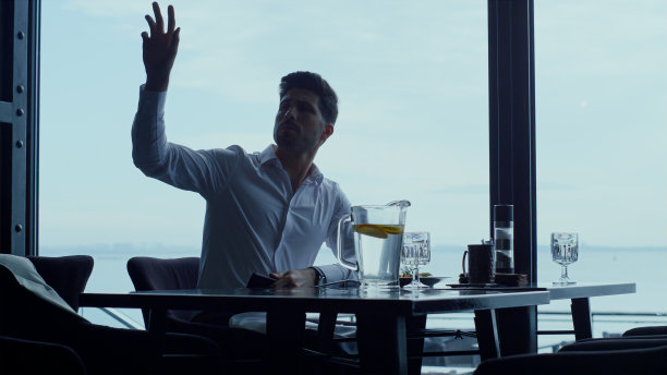 自信的首席执行官经理询问晚餐账单，同时休息全景酒吧露台图片下载