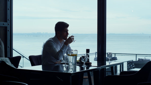 魅力经理在餐厅休息午餐时间。富有的生活方式概念图片下载