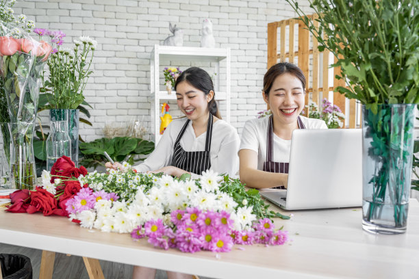 亚洲人正在为前来订购鲜花参加婚礼、情人节或送给爱人等各种仪式的顾客插花。图片下载