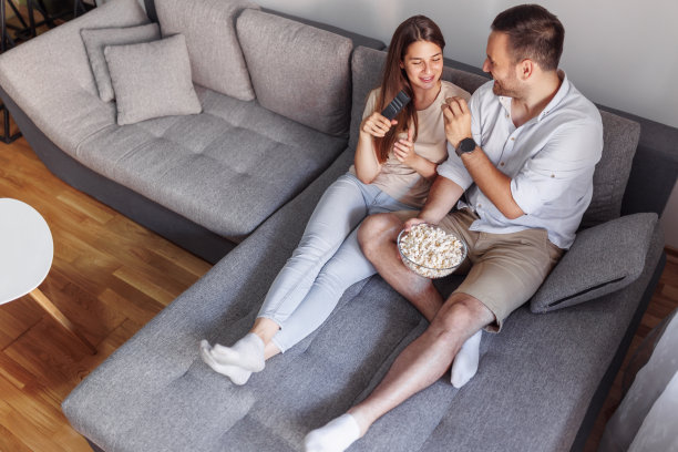 情侣看电视，吃爆米花图片下载