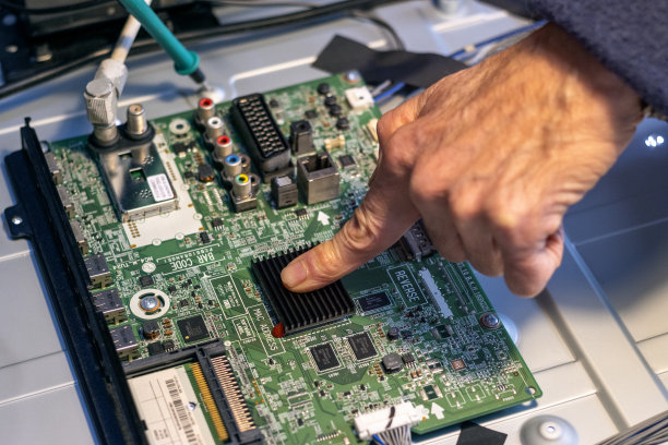 电子技术人员指出有缺陷的部件需要更换。图片下载