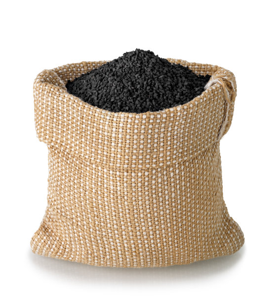 黑色孜然种子在白色粗麻袋上分离图片下载