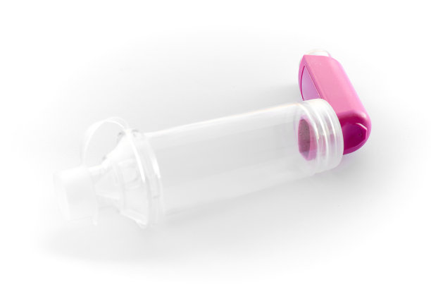 用皮质类固醇治疗哮喘或慢性阻塞性肺病。白色背景的间隔吸入器图片下载