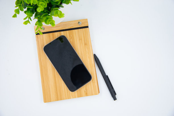 回到学校的概念。学校用品的俯视图照片智能手机在记事本上，钢笔，粘合剂夹和胶带在孤立的粉彩白色背景与复印空间图片下载