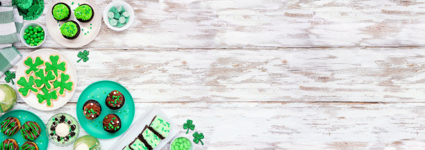 圣帕特里克节甜点角边界与白色的木质横幅背景图片下载
