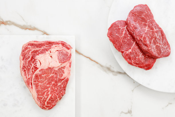 大理石和牛，肉片在白色大理石背景，俯视图。图片下载