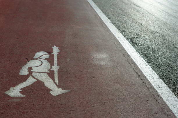 格拉达拉有趣的中世纪士兵人行道(意大利)图片下载