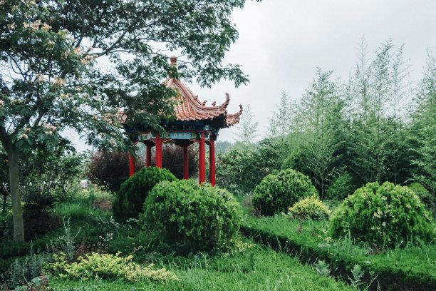 传统的中国凉亭在花园里图片下载