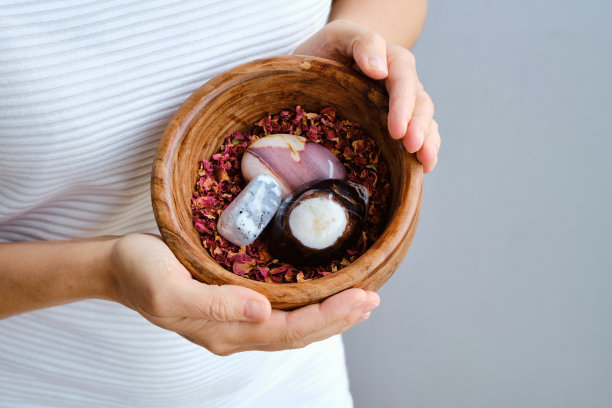 女人拿着一套天然石头特写图片下载