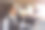 服务人员手持支付终端，年轻女子在路边取货处用信用卡付款图片下载