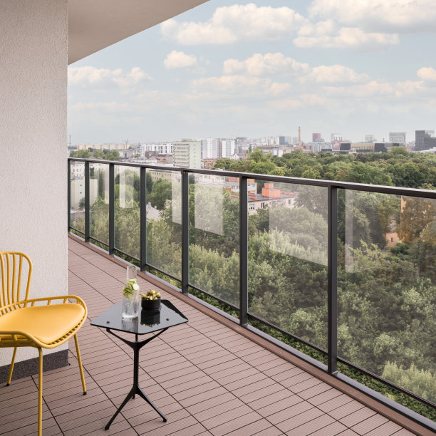 从装饰华丽的阳台看城市美景图片下载