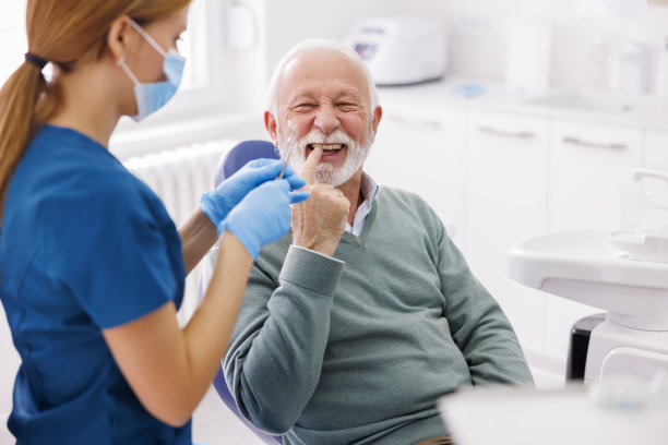 牙医为病人检查身体图片下载