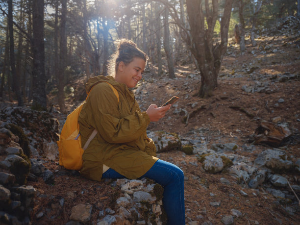 白人女性喜欢亲近大自然，图片下载