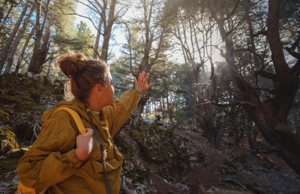 白人女性喜欢亲近大自然，图片下载
