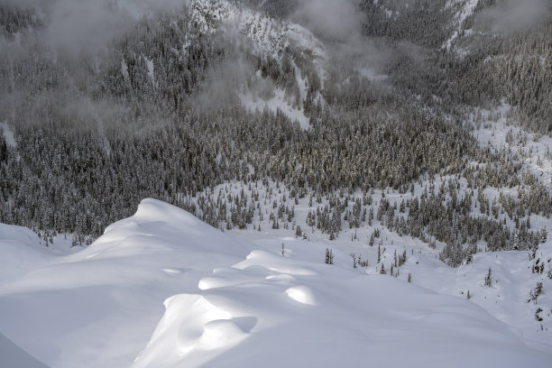 在冬天去山里探险图片下载