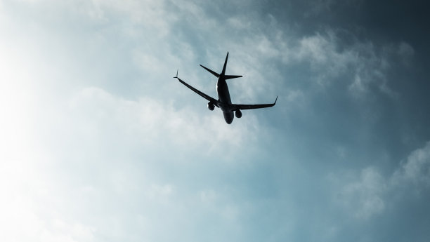 客机飞向天空图片下载