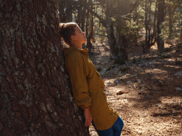 白人女性喜欢亲近大自然，图片下载
