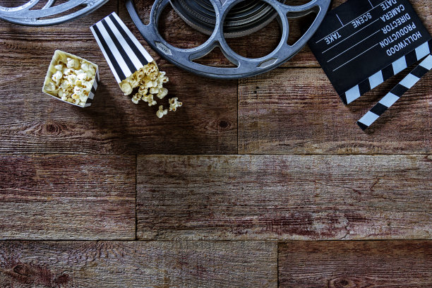 黑白条纹袋爆米花隔板和电影卷轴上的复古木材背景图片下载