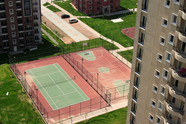 住宅区和运动场的高角度视野图片下载