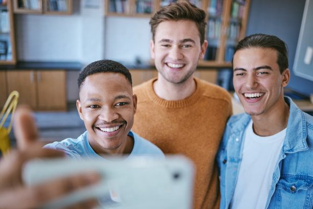 手机自拍、与快乐的商务人士进行多元化或创业团队合作、团队建设或社交媒体帖子。5g网络，智能手机或朋友工作坊会议协作照片微笑在办公室图片下载