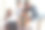 团队笔记本电脑和合作伙伴庆祝成功的公司会议在线在办公室。在不同的企业中，业务成就和员工为专业合并而兴奋。图片下载