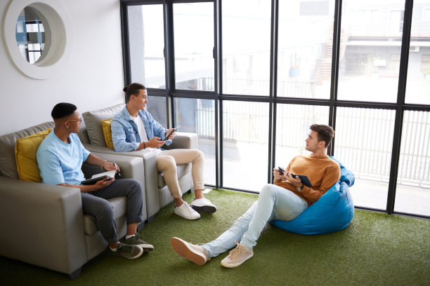 团队合作，创意会议或员工合作，为他们的业务进行讨论和头脑风暴。创业公司管理和学生小组项目的策划、策略或对话图片下载