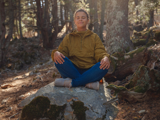 白人女性喜欢亲近大自然，图片下载