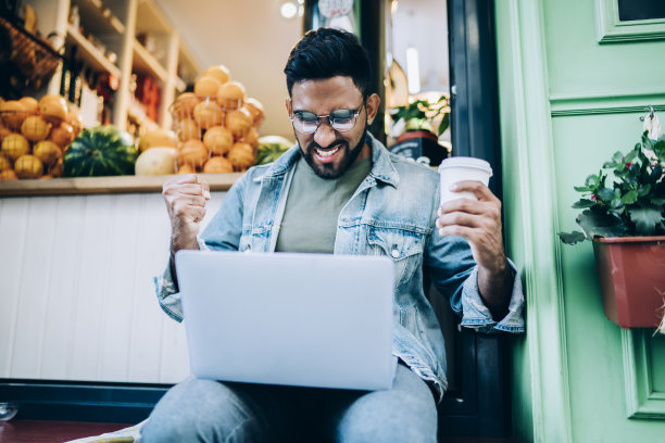 快乐的自由职业者在街上庆祝成功图片下载