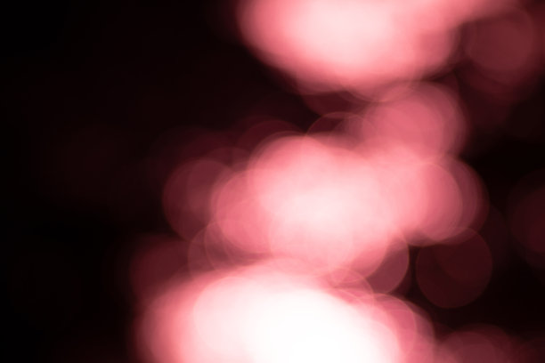 黑色背景上的红球散景图片下载