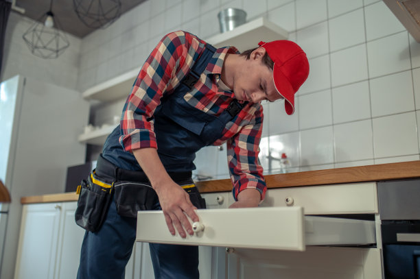 在客户公寓里修理家具的勤杂工图片下载