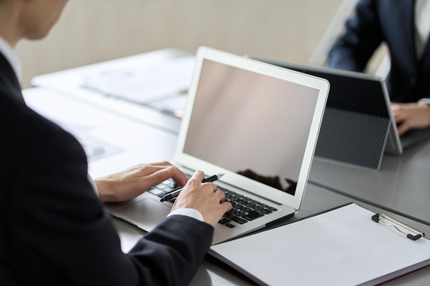 用手提电脑办公的商务人员图片下载