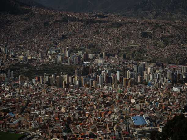 全景市中心现代摩天大楼城市景观商业金融建筑拉巴斯城市城市玻利维亚南美图片下载