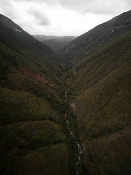 秘鲁北部亚马逊查查波亚斯奎拉普缆车绿色峡谷河流山脉全景图片下载