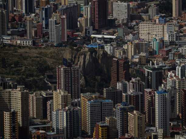 全景市中心现代摩天大楼城市景观商业金融建筑拉巴斯城市城市玻利维亚南美图片下载