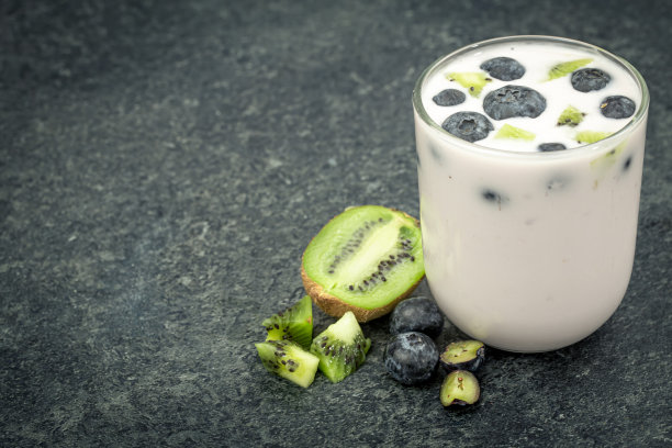 酸奶配蓝莓和猕猴桃片特写。图片下载