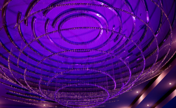 酒店内的豪华玻璃吊灯。图片下载