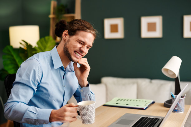 年轻人在办公室喝咖啡时牙痛图片下载