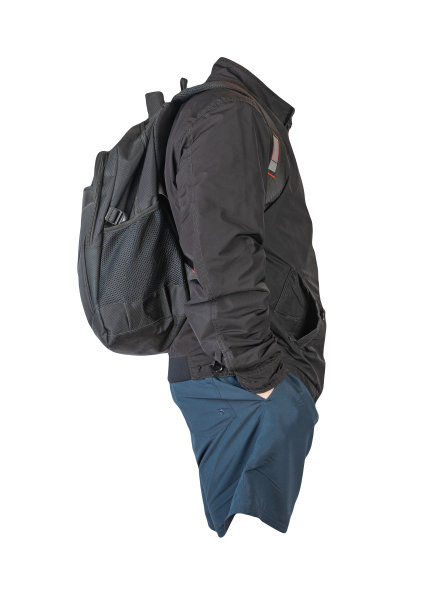 背包，短裤，夏日夹克孤立在白色背景上。图片下载