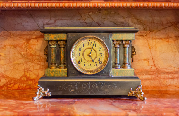 壁炉上方的古董发条钟图片下载