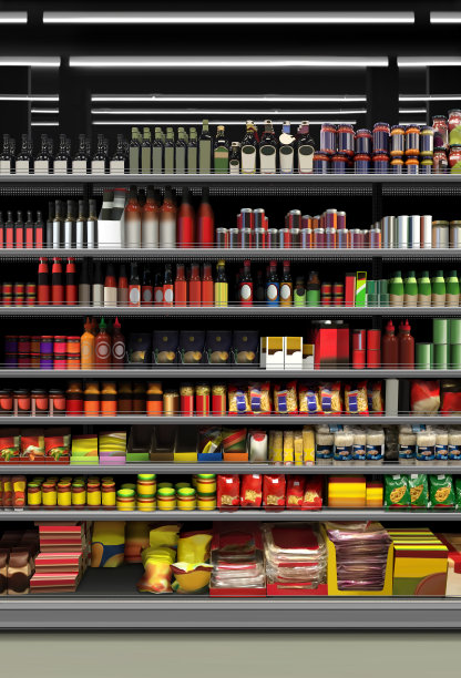 超市货架上各种酱料包装的酱料和面食图片下载