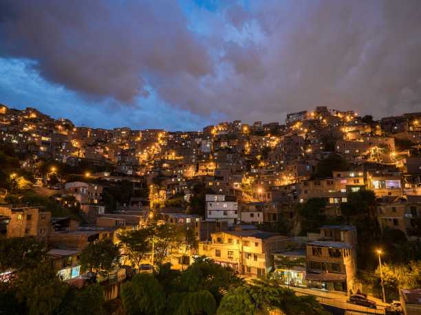 哥伦比亚麦德林13号圣哈维尔科穆纳胡安XXIII街区的全景夜间城市景观图片下载