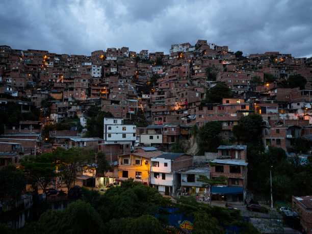 全景城市景观胡安二十三世社区在圣哈维尔科穆纳13哥伦比亚麦德林南美蓝色小时图片下载