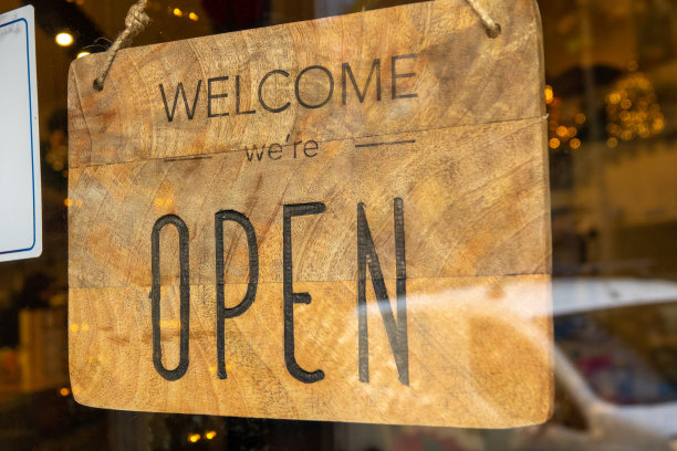 写着开门的木制标牌图片下载